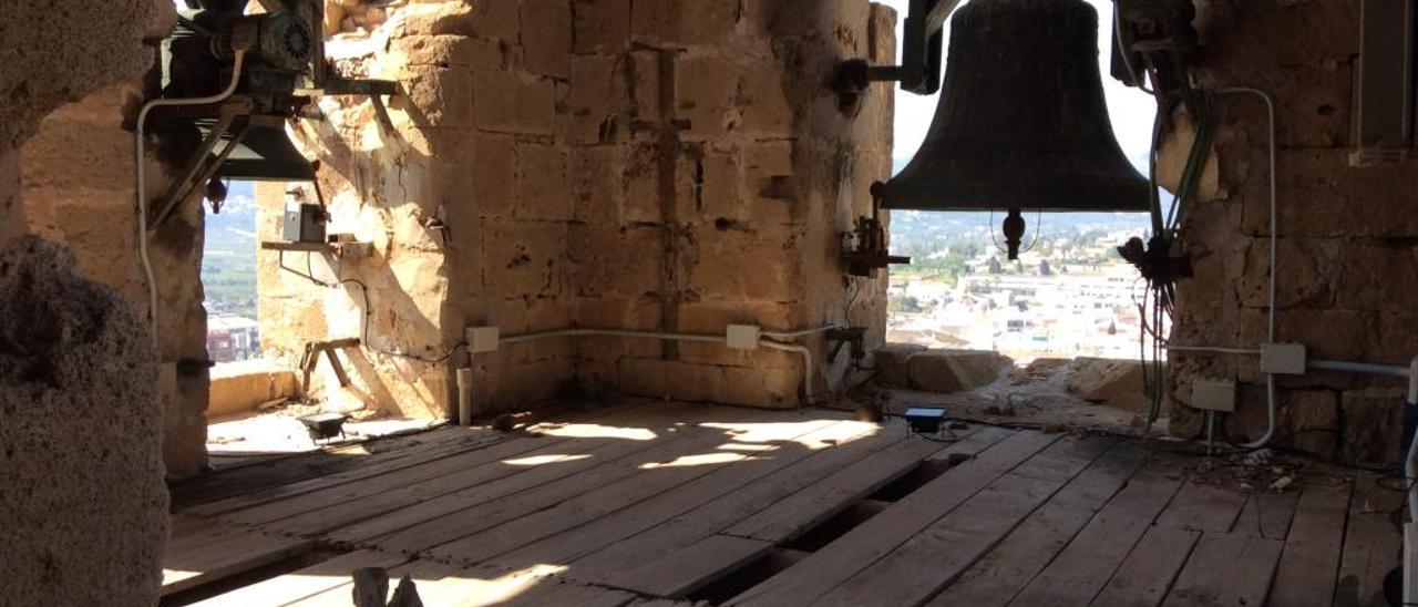 La torre también sufre un avanzado deterioro. Los tablones del campanario están rotos.