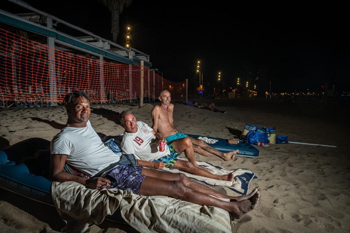 Lázaro, llegado desde Madrid para pasar sus vacaciones en Barcelona, posa junto a dos amigos: uno residente en Barcelona y otro llegado desde Países Bajos, también de origen cubano, con quienes comparte sus vacaciones y las noches en la playa. AUTOR: MANU MITRU