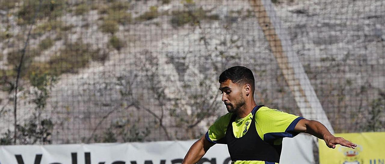 Benito Ramírez conduce el balón durante el entrenamiento de ayer en Barranco Seco. | | LP/DLP