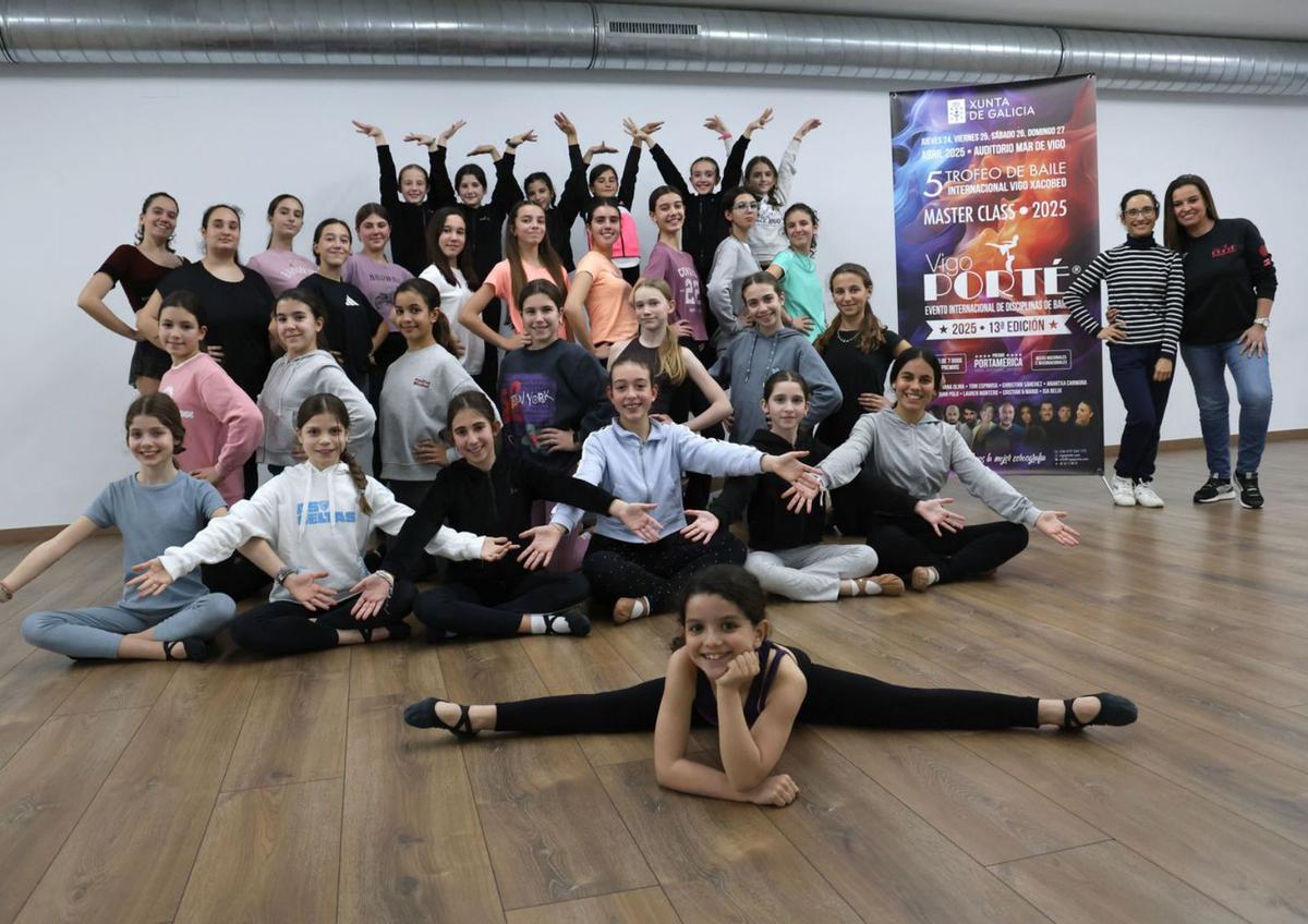 Lorena López (dcha.), junto a la profesora Carina Trejo y las bailarinas de la Escuela de Danza Inés Núñez, que aporta 29 participantes al Opening que abrirá la gran final.