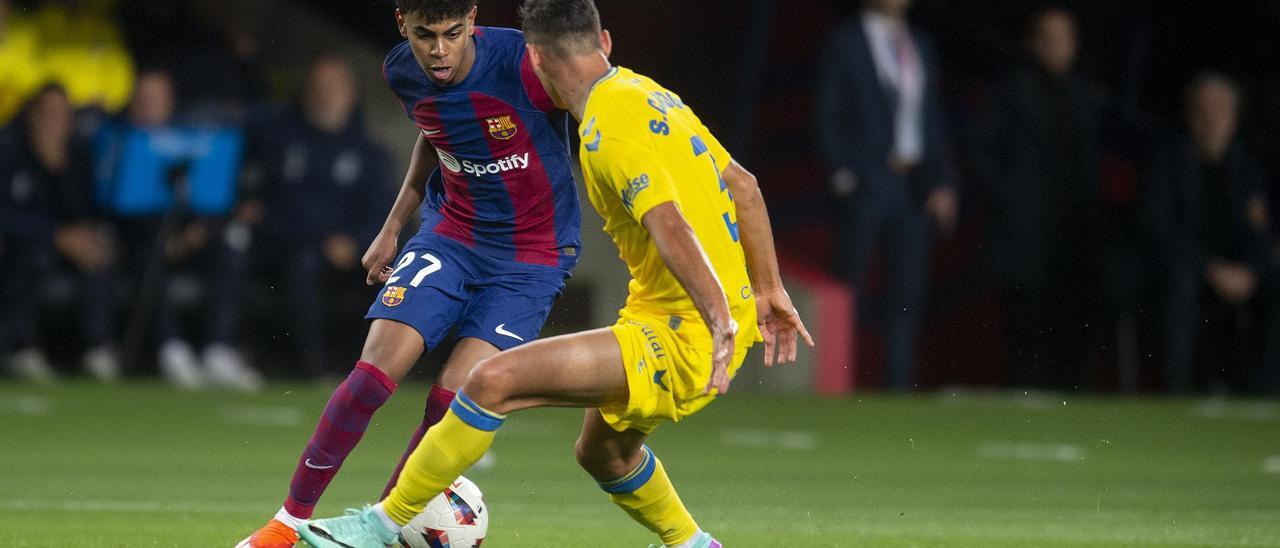 Lamine Yamal encara a su marcador durante el partido de liga entre el FC Barcelona y la UD Las Palmas.