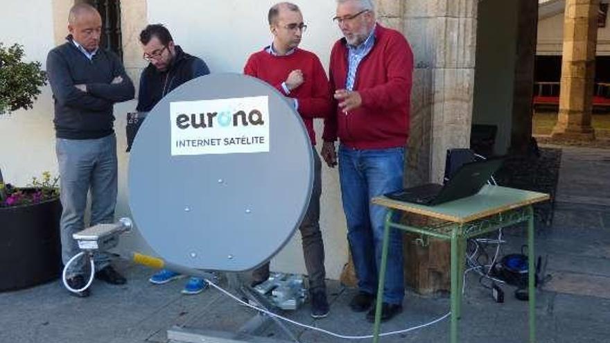 Por la izquierda, Román Almela, el técnico Iván Rodríguez, José Víctor Rodríguez y Salvador Rodríguez, de la empresa, con la antena parabólica.