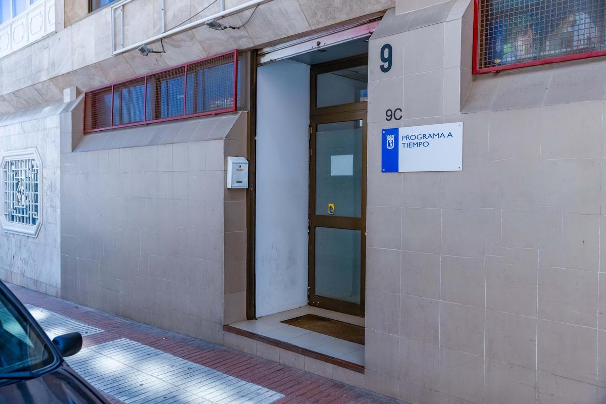 Puerta de entrada de la pensión del programa 'A Tiempo' en San Blas.