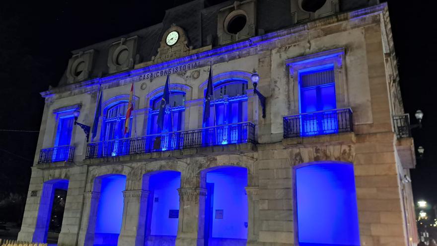 El Ayuntamiento de Siero se ilumina por el bicentenario de la Policía Nacional