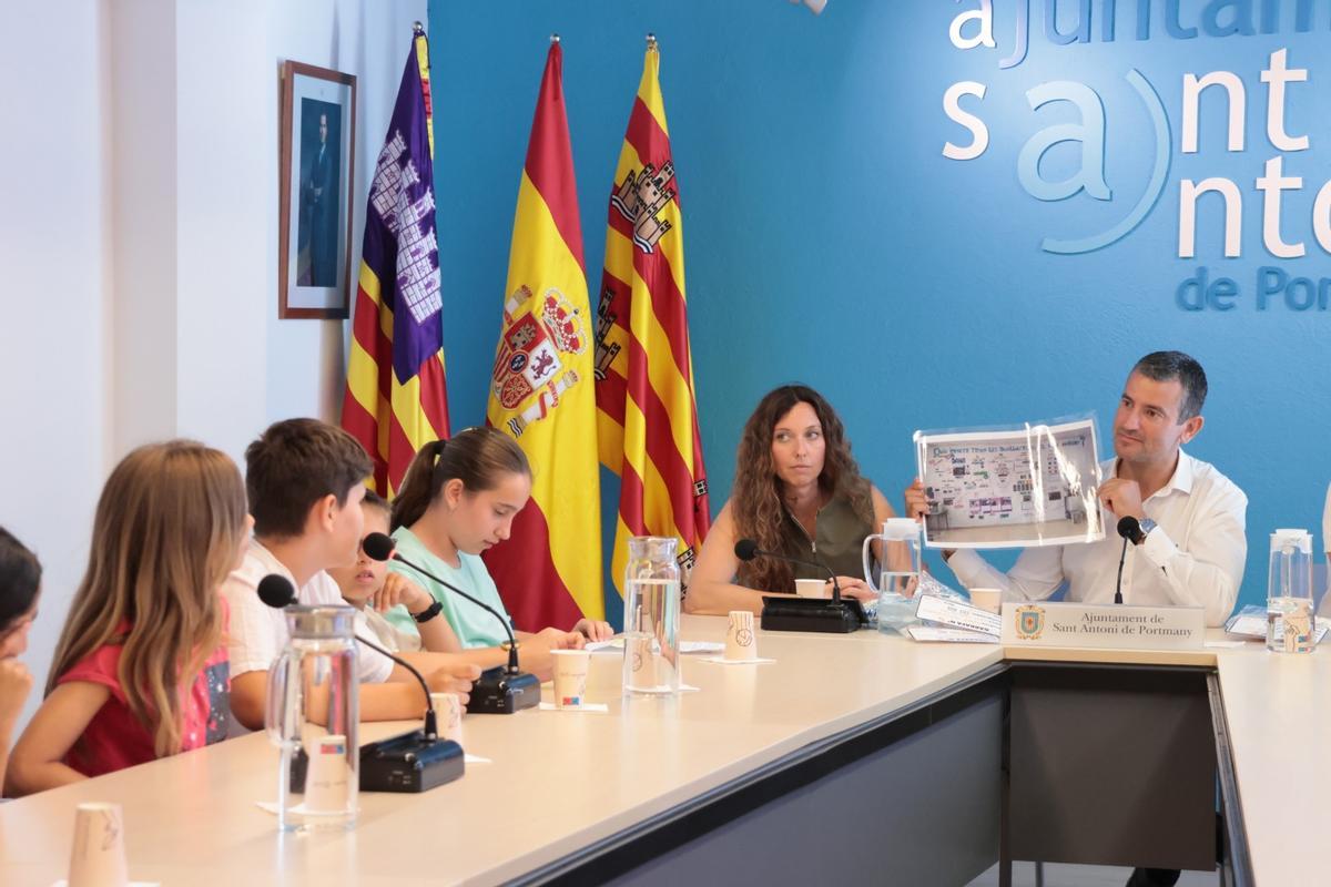 La visita de los alumnos en el Ayuntamiento de Sant Antoni