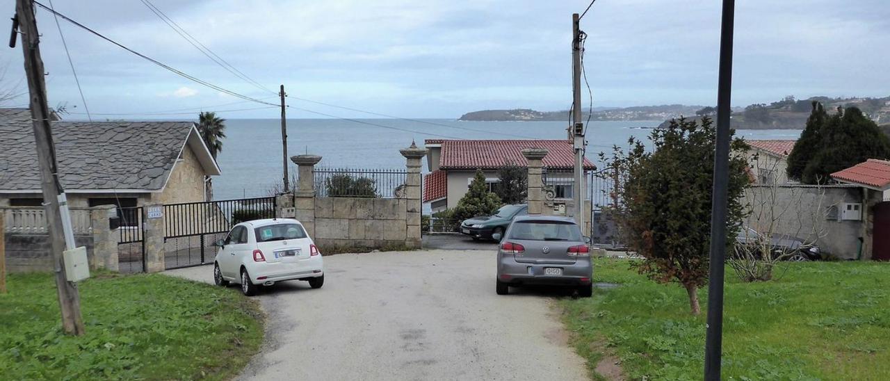Las tres viviendas expropiadas en Bastiagueiriño, antes de la demolición de las dos de la derecha. |   // I.R.
