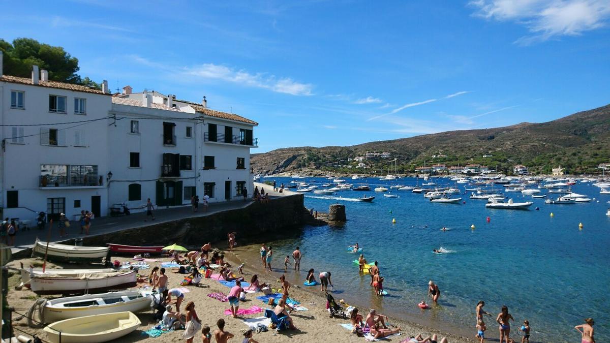 Cadaqués a l'estiu s'omple de turistes.