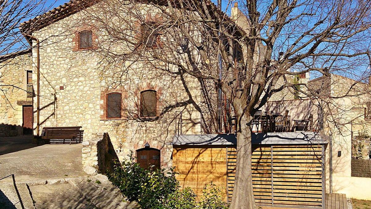 Ampliació d’una casa de poble realitzada amb fusta de cedre i pedra