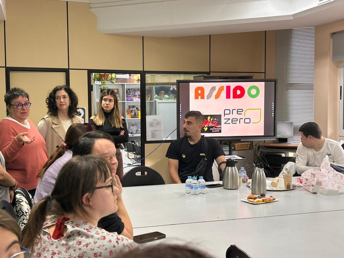 Reunión para consensuar cómo hacer el grafiti en Plaza Bohemia.