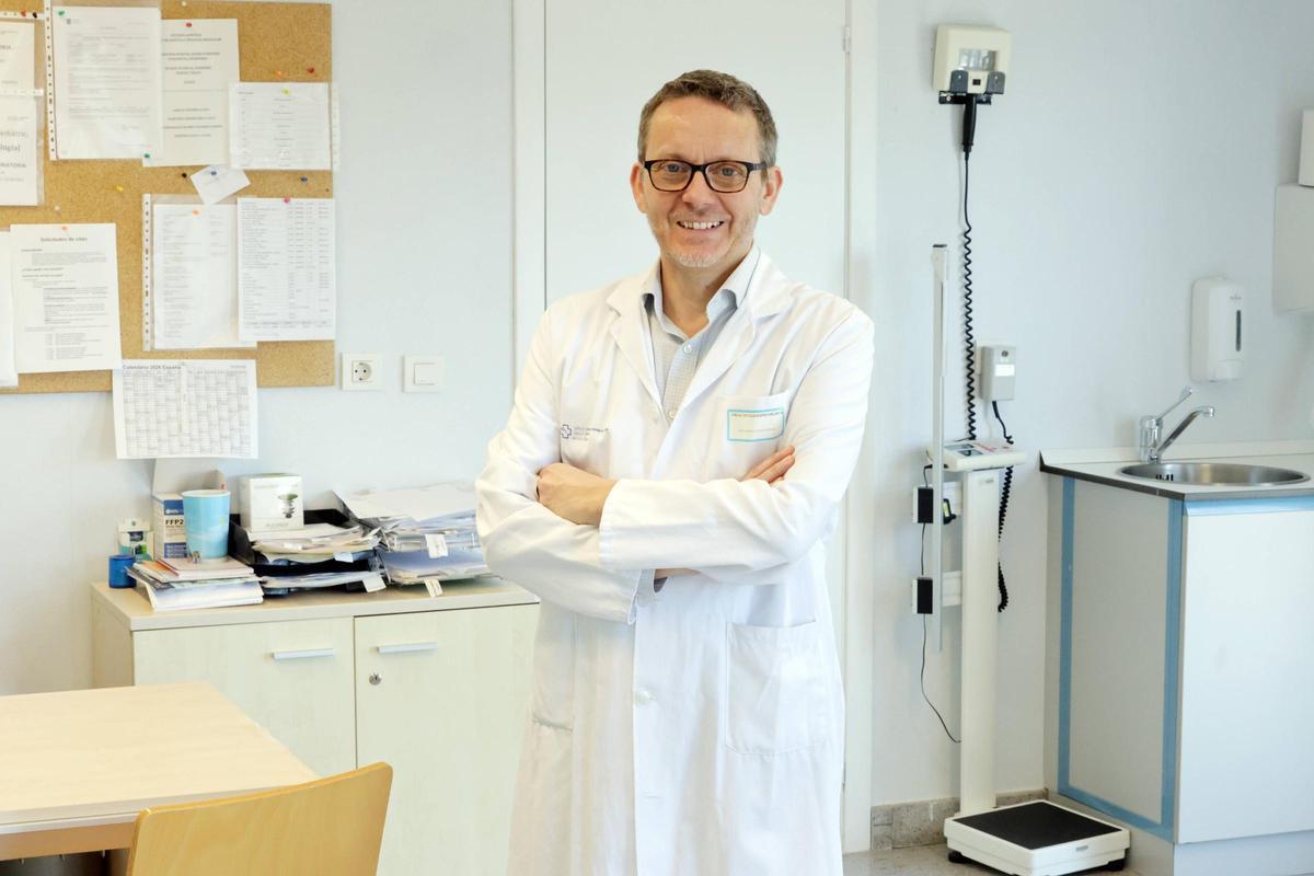 El doctor García Doval, en su consulta del Hospital Meixoeiro.
