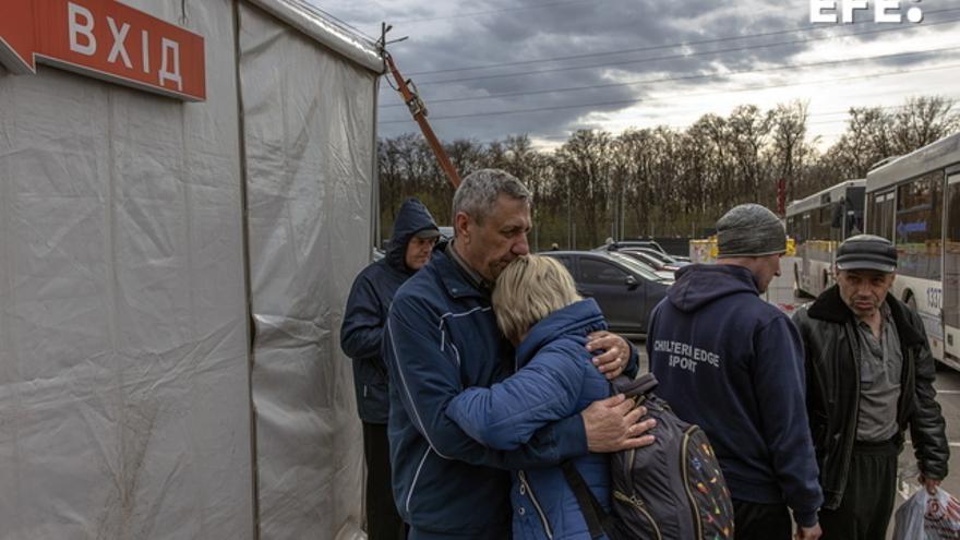 Centenares de ucranianos siguen refugiados en sótanos en el Donbás