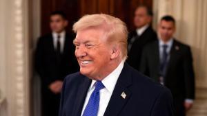 El presidente de Estados Unidos, Donald Trump, llega para un desayuno de trabajo con gobernadores en el Comedor de Estado de la Casa Blanca en Washington, DC, EE. UU.20/02/2026