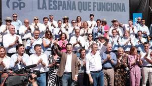 Moreno y Feijóo saluan a los militantes populares, en el acto de la plaza de la Constitución.