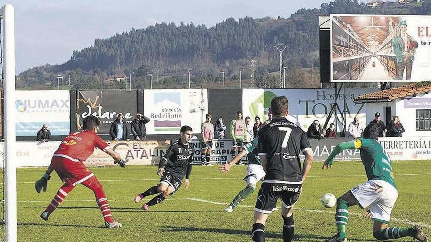 La defensa del Coruxo desbarata una ocasión del Lealtad, en un lance del partido de ayer. // Fernando Rodríguez