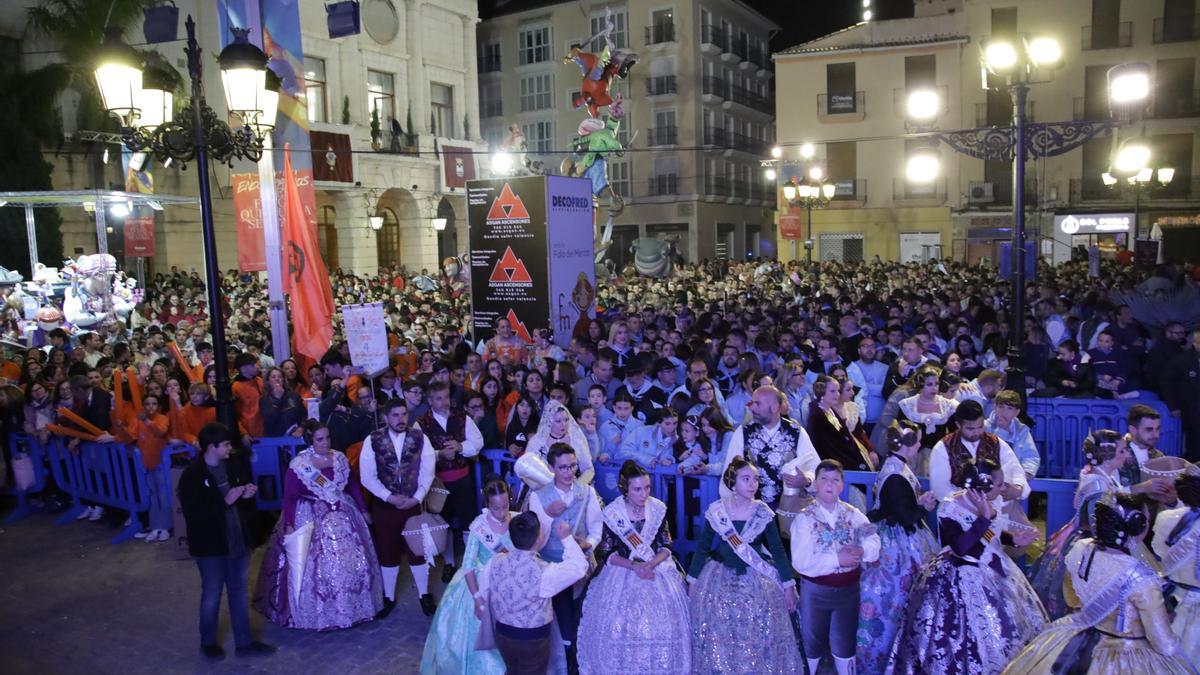 Ambiente de la plaza Major, con los falleros animando a sus representantes.