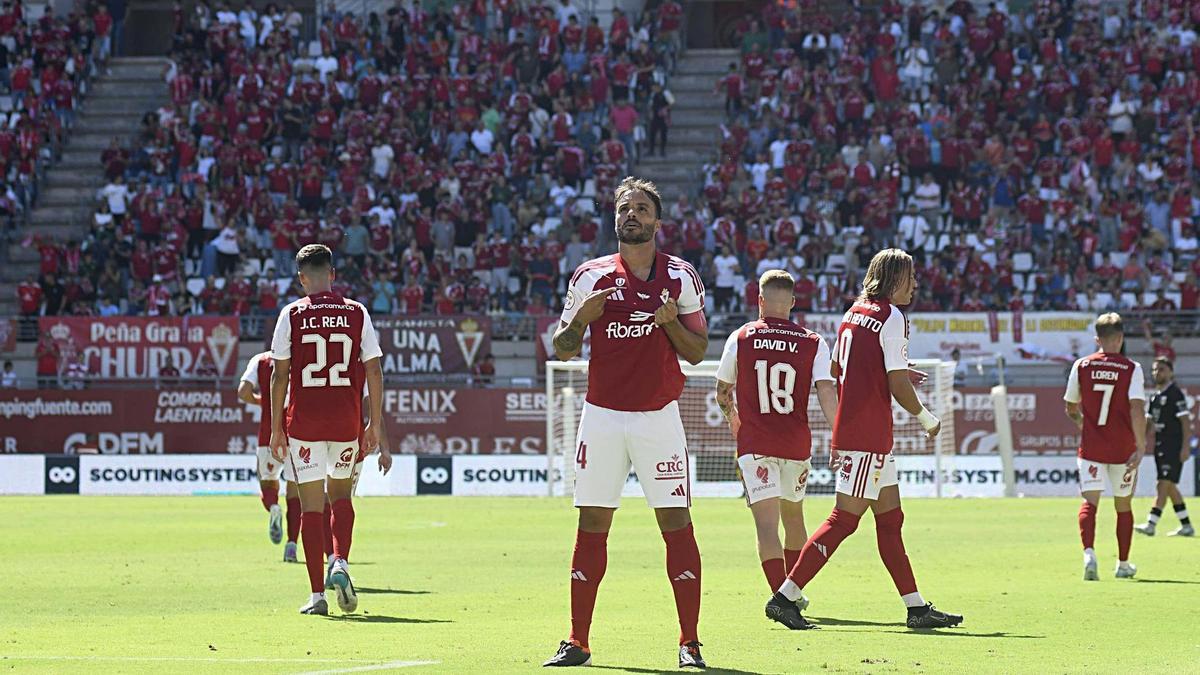 Pedro León, del Real Murcia, celebrando un gol en Nueva Condomina durante la 2024-2025.