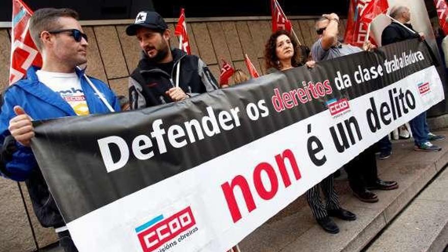 Concentración de trabajadores de Alcoa, ayer, en A Coruña. // FdV