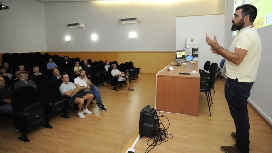 Charla de David Liñares sobre el tratamiento de la varroa