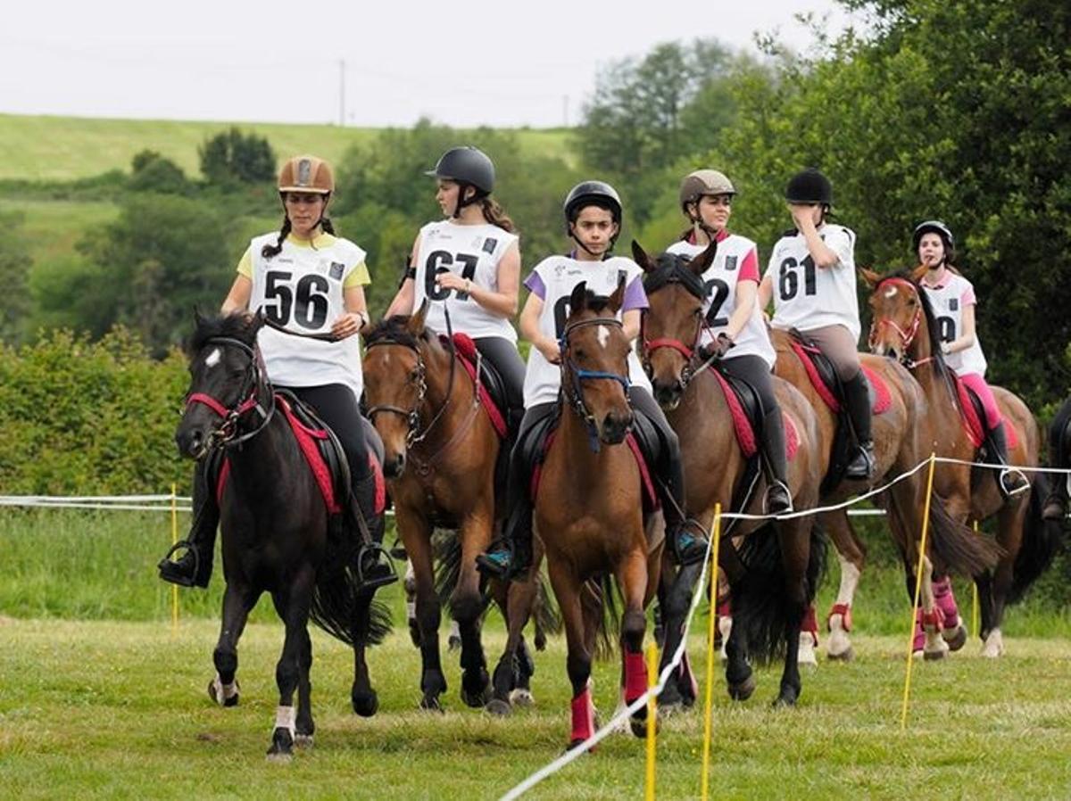 Un grupo de jinetes en el Raid ecuestre de San Isidro.