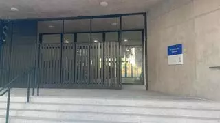 El nou blau de la Generalitat arriba a les plaques dels col·legis