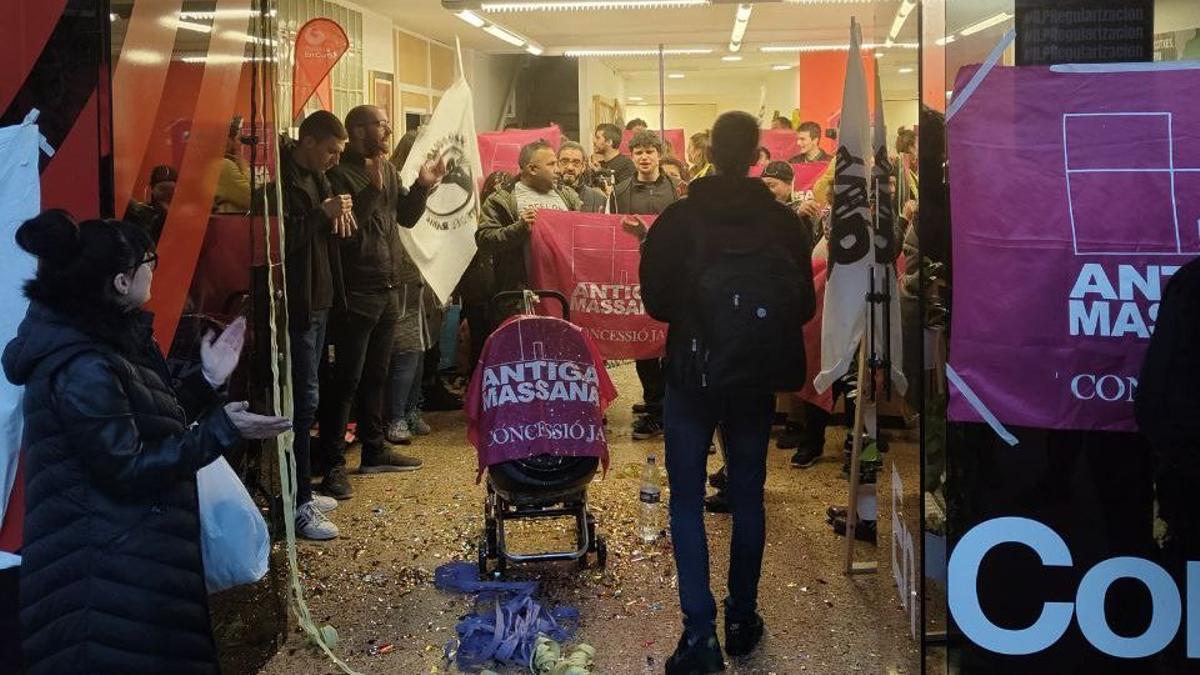 Un grup d’activistes ocupa una hora la seu de BComú a Barcelona per reivindicar l’Antiga Massana Un grup d’activistes ocupa una hora la seu de BComú a Barcelona per reivindicar l’Antiga Massana