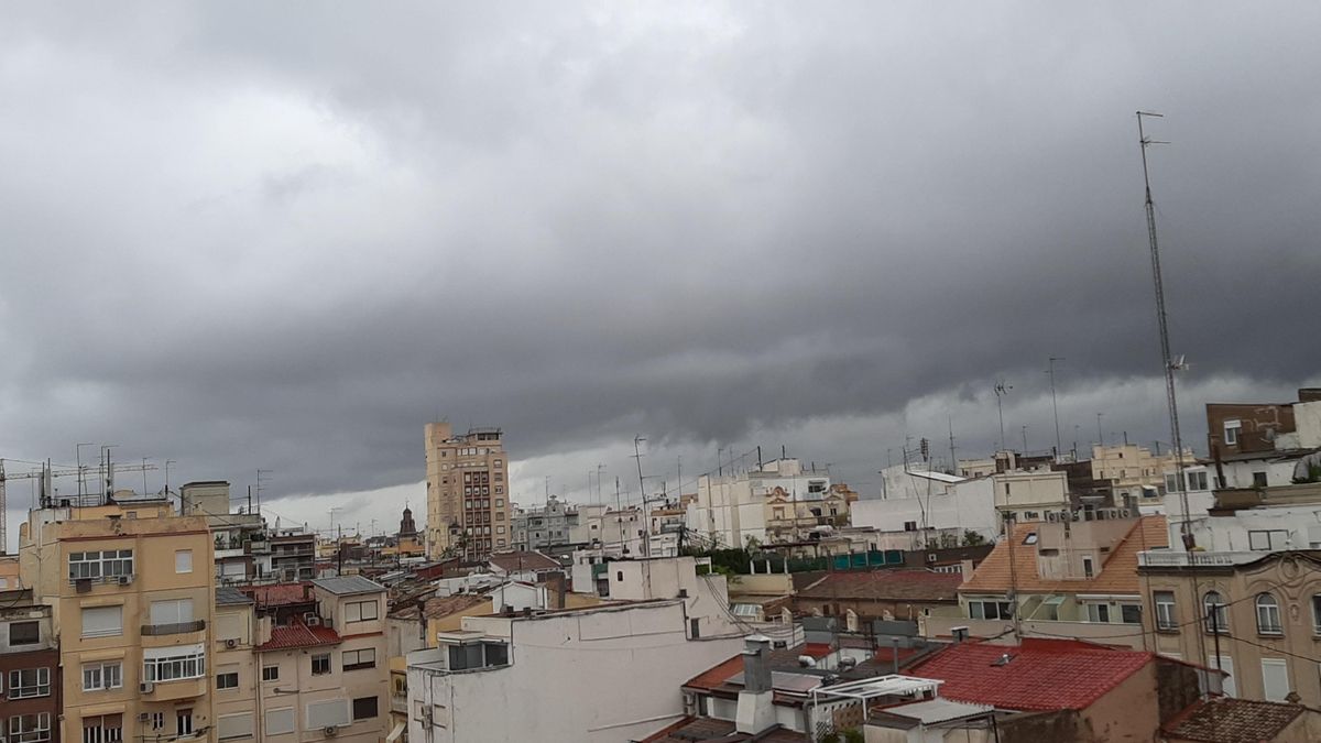 Archivo - Imagen de archivo de cielo nublado y lluvia.