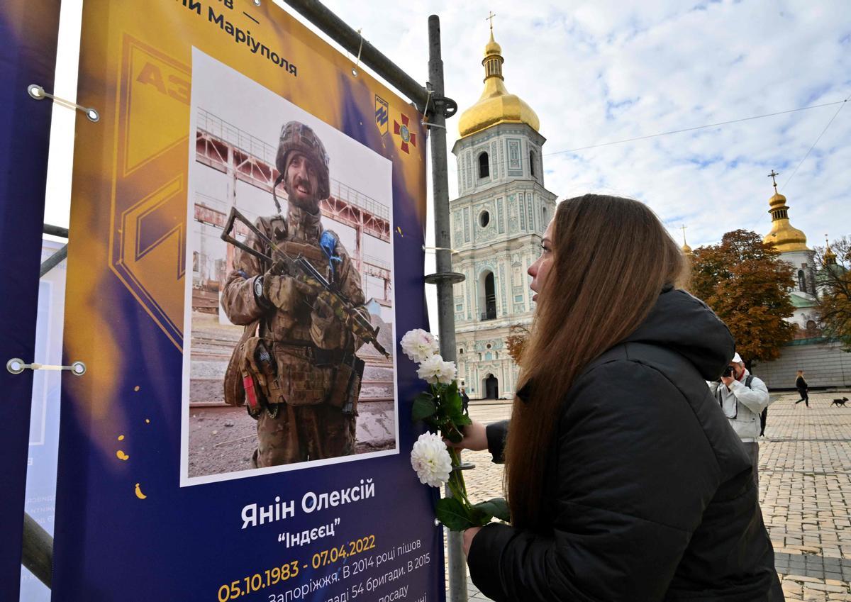 Exposición al aire libre Regimiento Azov - Ángeles de Mariupol en el centro de Kiev para conmemorar el Día de los Defensores de Ucrania el 14 de octubre de 2022, en medio de la invasión rusa de Ucrania