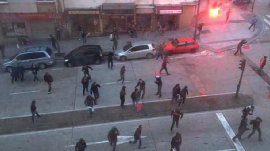 Imágenes de la ronda de Outeiro durante los enfrentamientos. / @casualmind_
