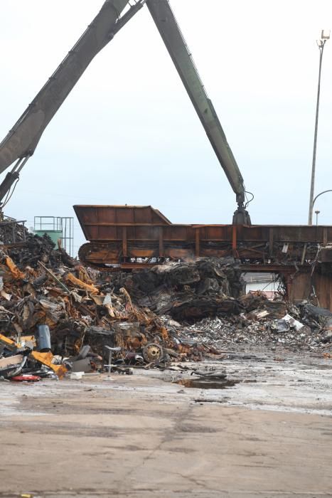 Así quedó el desguace incendiado en Gijón