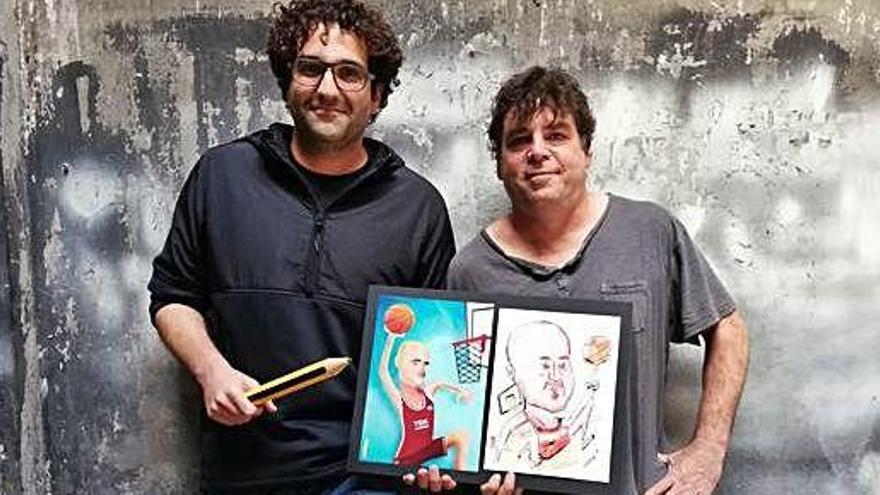 Marc Martínez (esquerra) i Galdric Sala mostren les caricatures de l&#039;exbasquetbolista Jordi Singla