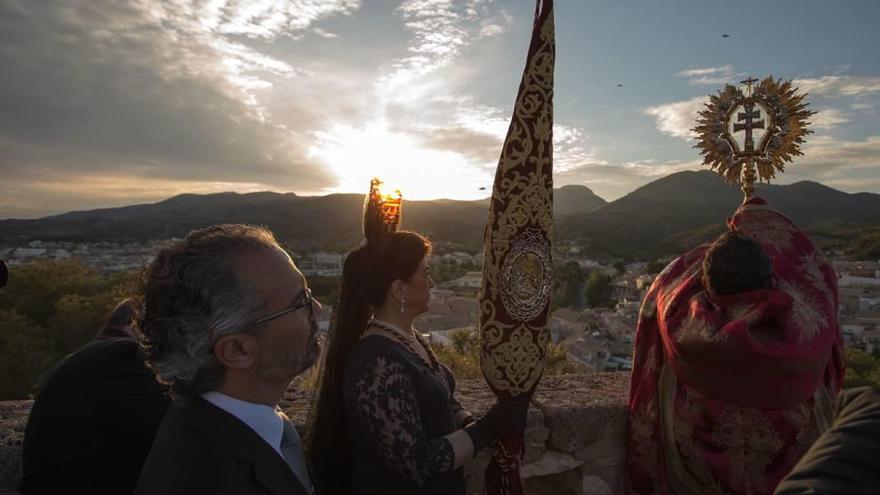 El carro triunfal del Lignum Crucis echa el telón a las fiestas