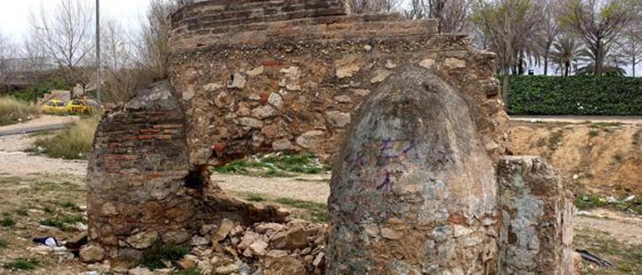 Un paredón sin bandos y en ruinas