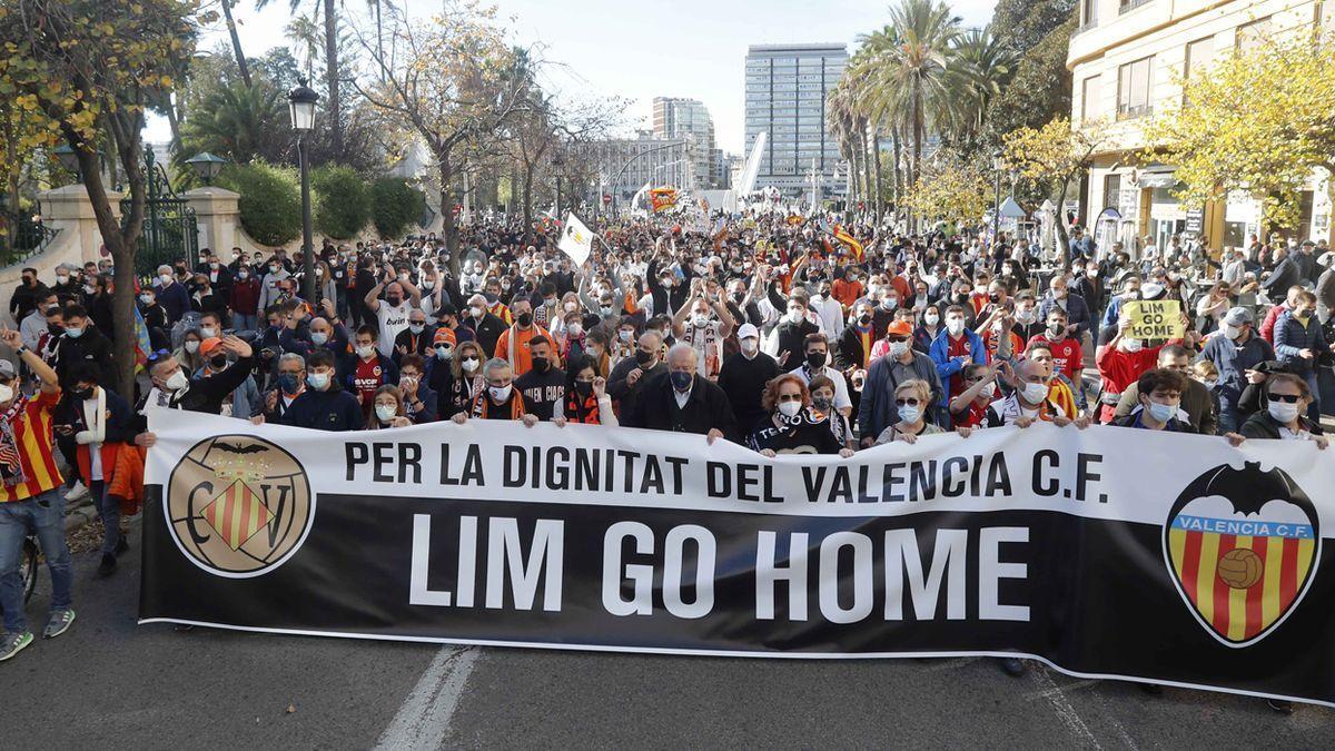 Imagen de la multitudinaria manifestación contra Peter Lim en Valencia.