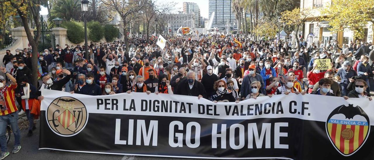 Imatge de la multitudinària manifestació contra Peter Lim a València