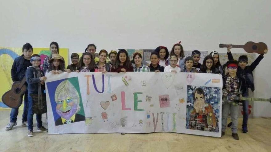 Alumnos de 6º de Primaria del CEIP de Rebordanes en el &#039;photocall&#039; de &quot;Tui le&quot;. // DBM