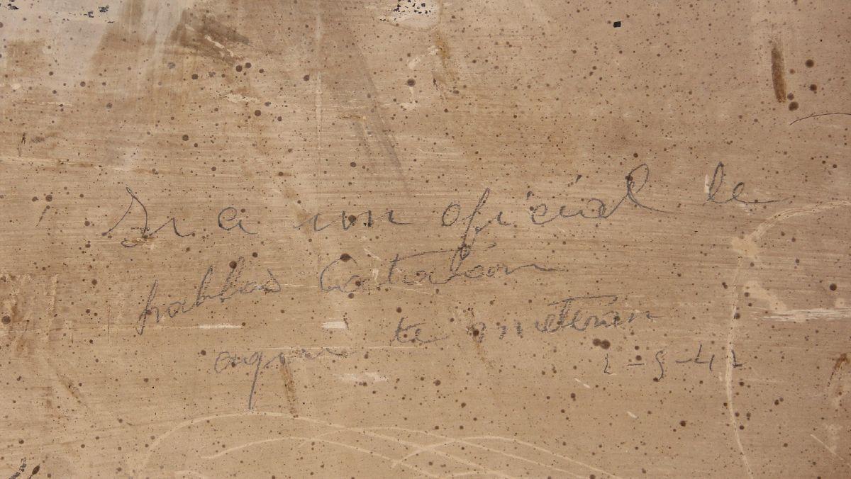 "Si a un oficial le hablas catalán, aquí te meterán", escrit en una de las parets de la sala de grafitis.