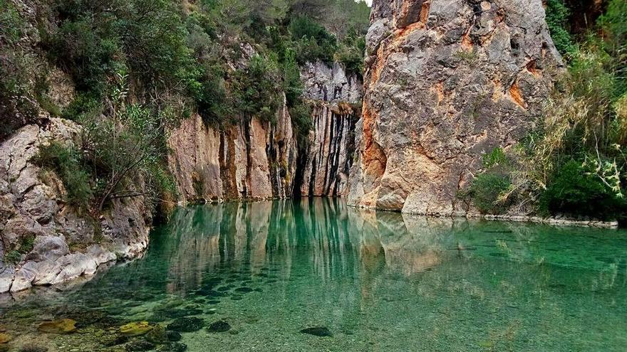 Arriba, uno de los parajes de Montanejos. En la imagen inferior, Villa Purificación.