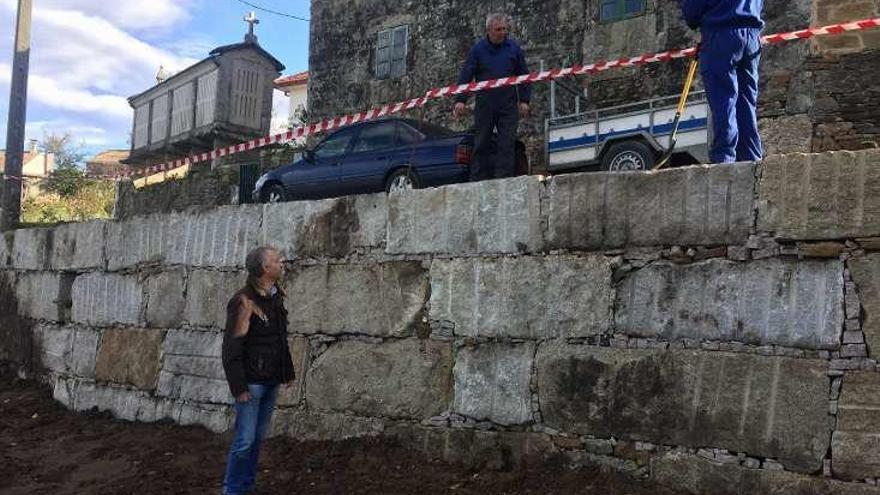 Juan Constenla, supervisando la obra del muro de Liripio.