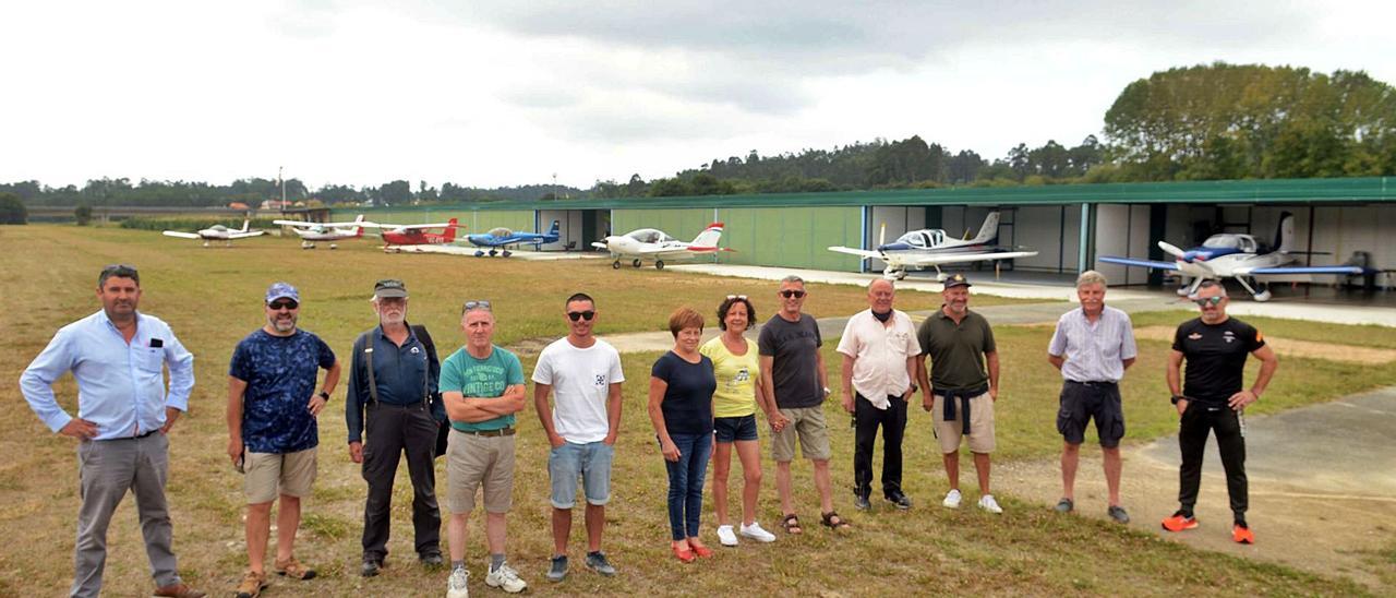 Viajeros procedentes de Palencia, con sus aeronaves al fondo, ayer en Caldas. |   // NOÉ PARGA