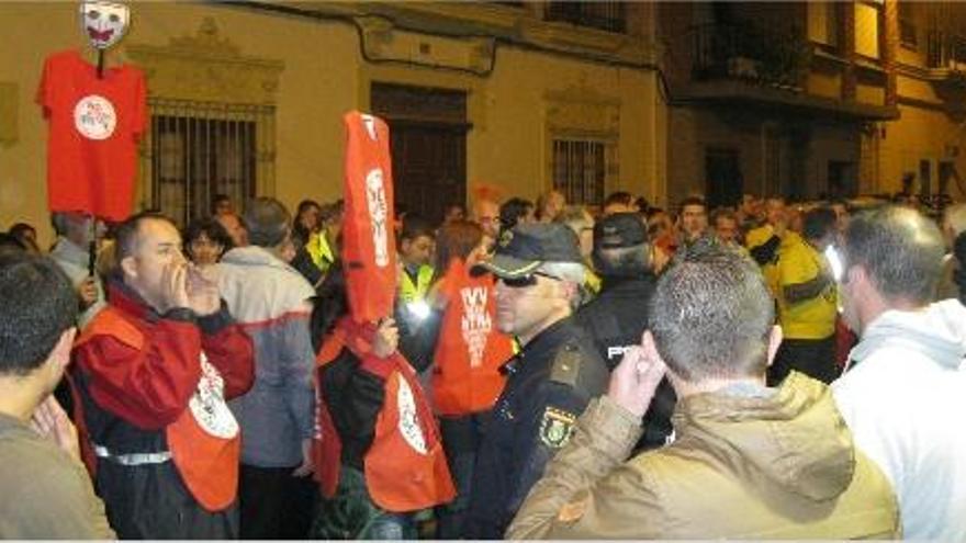 Los manifestantes con carteles y pancartas.