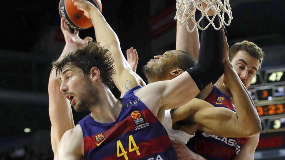 Tomic pelea por un balón con Randolph y su compañero Claver en Madrid