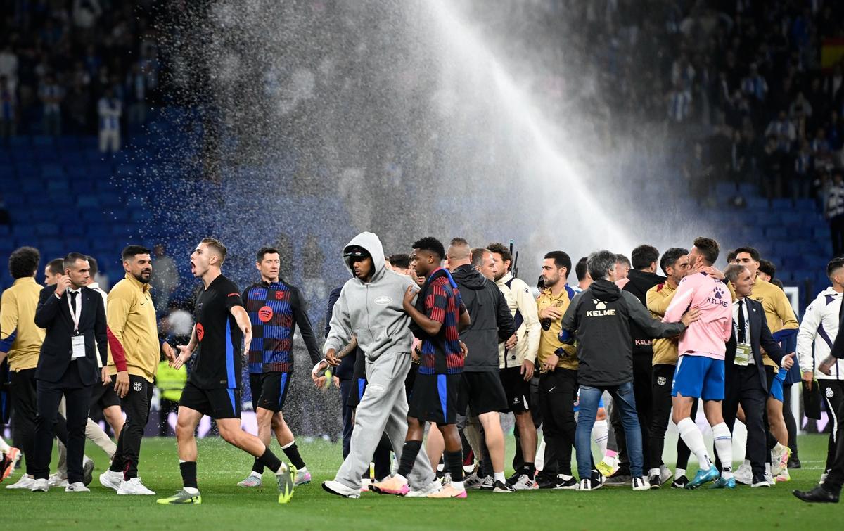 Los jugadores azulgranas, recriminados por los blanquiazules.