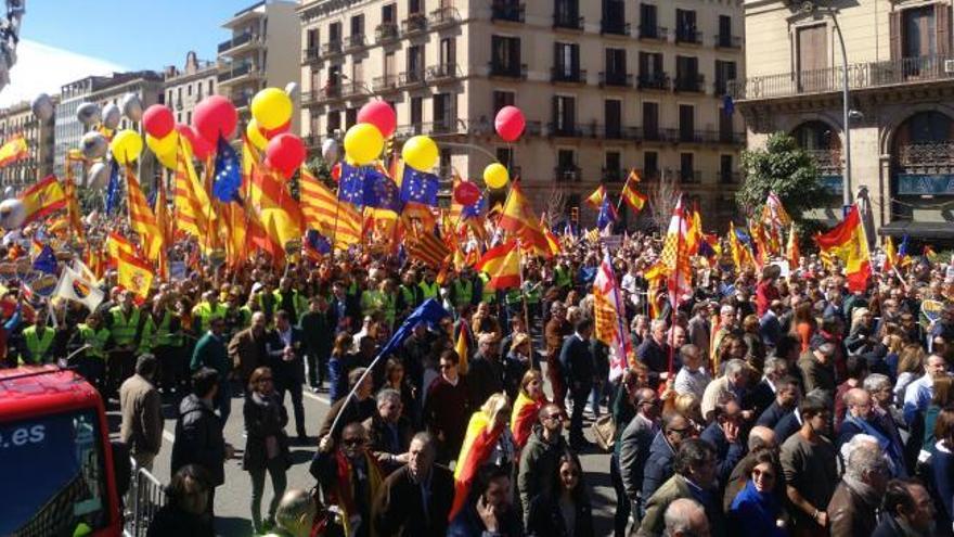 Multitudinaria manifestación en Barcelona contra el bloqueo institucional en Cataluña