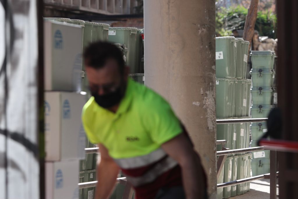 Los residuos de pacientes covid se acumulan en el exterior del Hospital Clínico de València