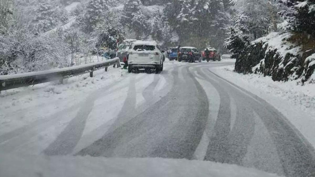 La nieve ha afectado a la circulación en las carreteras más próximas a Benasque.
