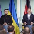 El presidente de Ucrania, Volodímir Zelenski, y el canciller alemán, Olaf Scholz, durante una rueda de prensa en Berlín el pasado 16 de febrero