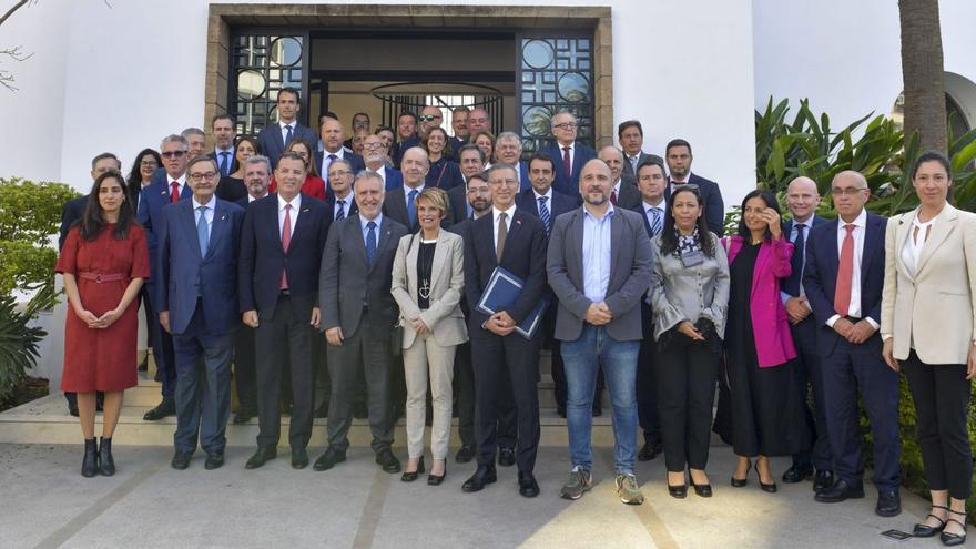 Comitiva del Gobierno y empresarios isleños junto a autoridades marroquíes, ayer, en la sede de la Confederación General de Empresas en Casablanca.