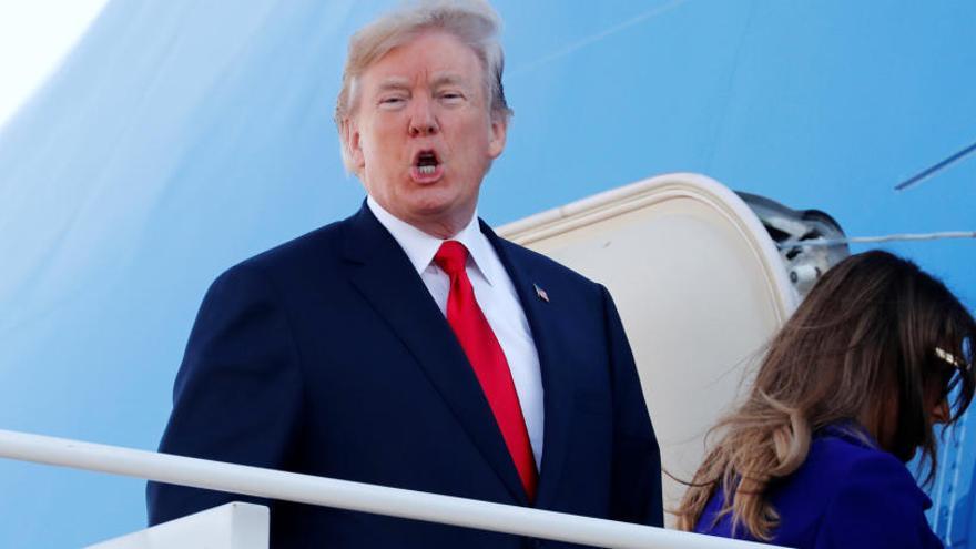 Trump, con su esposa, antes de partir a su gira asiática.