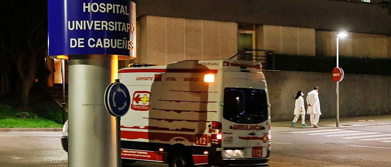 Una ambulancia en el Hospital de Cabueñes. | Juan Plaza