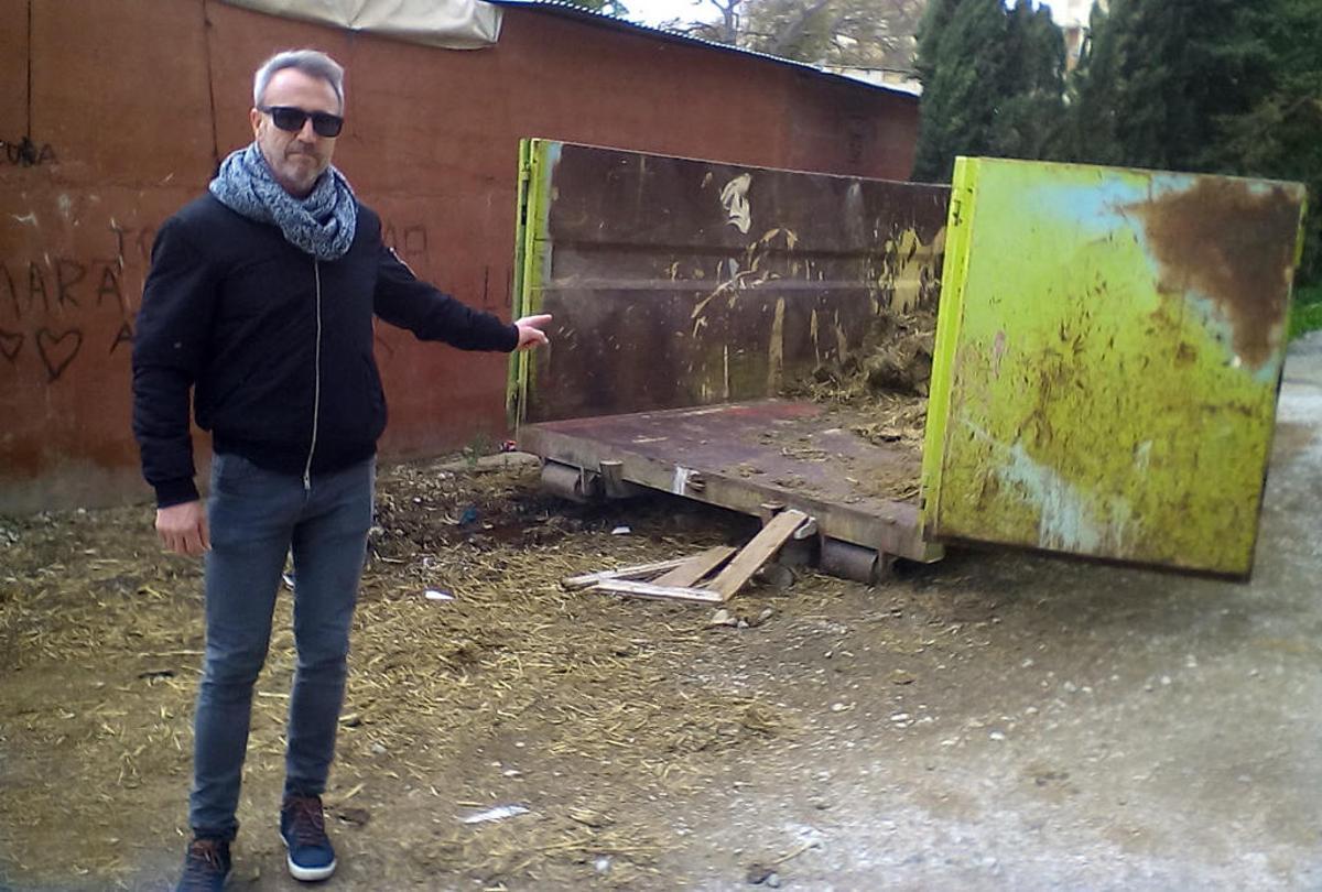 Miguel Millán, junto a una cuba abierta con estiércol, en las caballerizas de Teatinos.